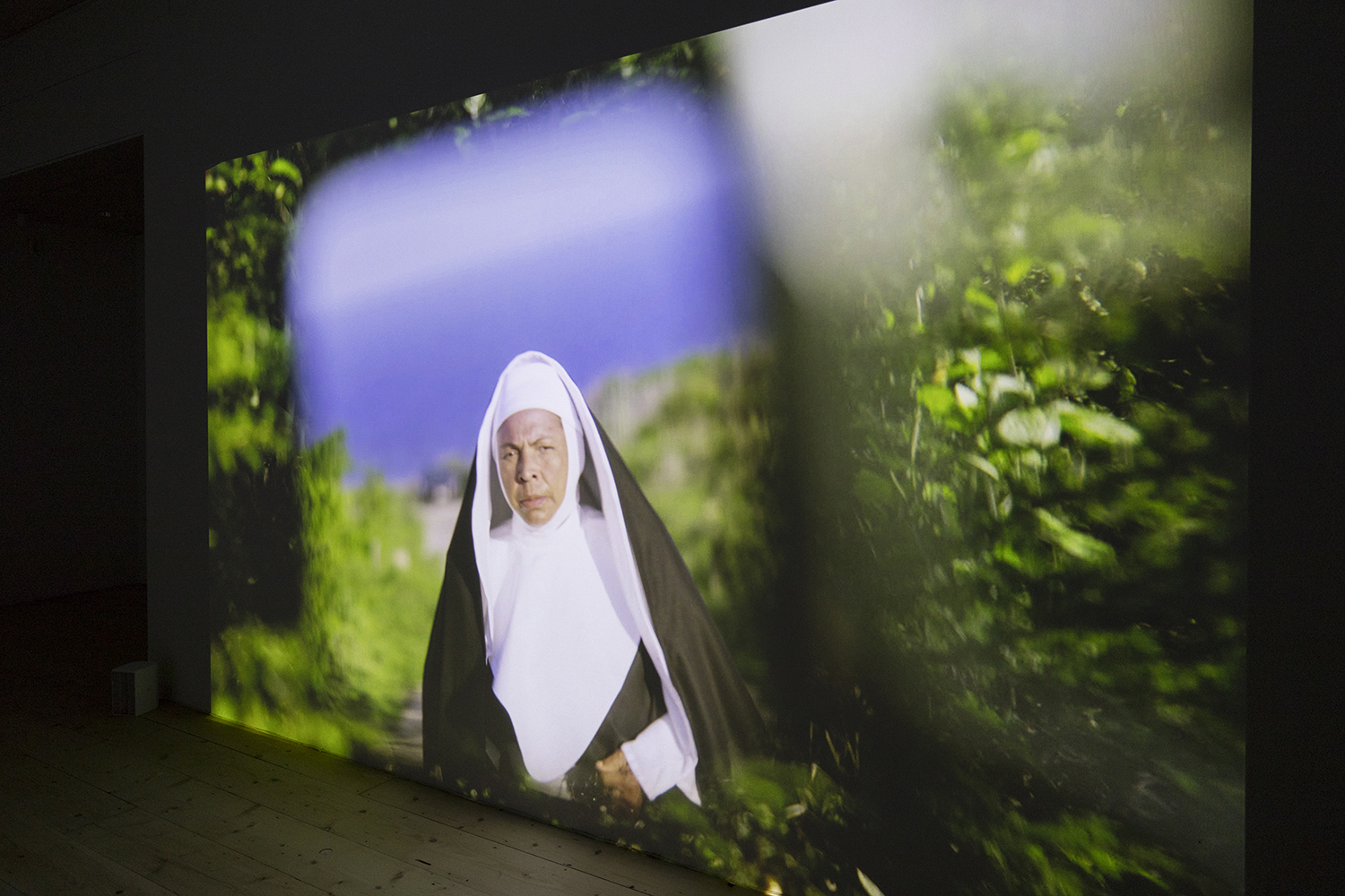 Zaalopname Kevin Osepa, Klof: Bario di Spiritu (2021), Stroom Den Haag foto: Franz Mueller Schmidt. Alle rechten voorbehouden Hartwig Art Foundation.