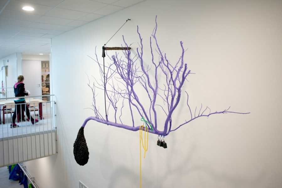 Merijn Bolink, Mobielen bij Kindcentrum Kosmos, 2017 foto: Sander Foederer, courtesy Stroom Den Haag