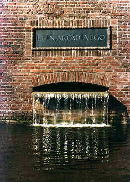 homestroom den haagprogrammakunst en de stedelijke omgevingsubsidies, documentatie en atelierskenniscentrumPublicatieseducatiepers archiefzoekenglish Ian Hamilton Finlay Kadewand Hofvijver aan de zijde van de Gevangenpoort, Den Haag Over een brede waterdrempel stort het water van de Haagse Beek, die vanuit de duinen door heel Den Haag naar het centrum stroomt, de Hofvijver in. Boven de uitmonding is een evenzo brede leistenen plaquette aangebracht met de uitgebeitelde Latijnse tekst: Et in Arcadia Ego, waarvan de vertaling luidt: Ook ik was in het paradijs. Deze zinsnede is een sleutelbegrip in het oeuvre van de Schotse kunstenaar Ian Hamilton Finlay en kan op meerdere manieren worden geïnterpreteerd. De tekst doelt niet alleen op heimwee naar het geluk dat bij de uitdrijving uit het paradijs verloren is gegaan, maar wijst ook op de tegenpool van het leven die overal aanwezig is: zelfs in Arcadië ben ik (de Dood) aanwezig. Zie ook - publicatie 'Et in Arcadia Ego' - Krijn Giezens plan voor de Haagse Beek 1998 Ian Hamilton Finlay, 'Et in Arcadia Ego', 1998-heden foto: Rob Kollaard, courtesy Stroom Den Haag
