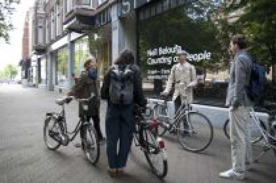 Atelierbezoek Invest Week 2015  foto: Myung Feyen, courtesy Stroom Den Haag