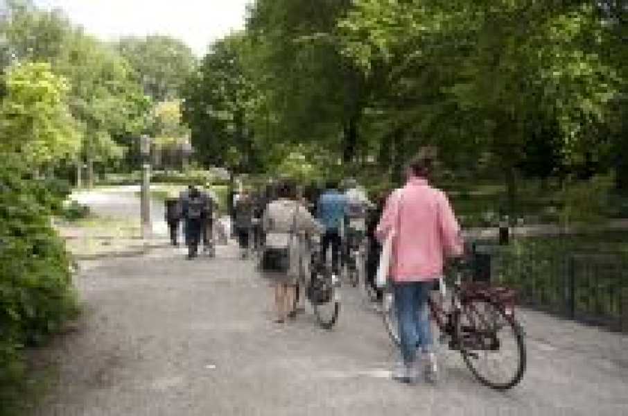 Fietstocht Invest 2015 foto: Myung Feyen, courtesy Stroom Den Haag