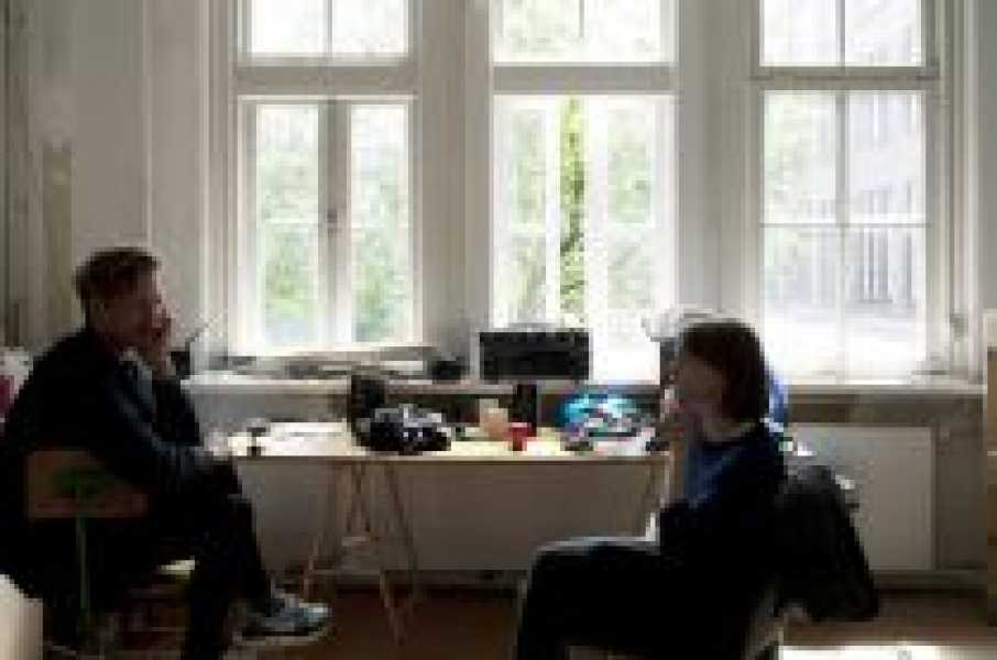 Atelierbezoek Invest Week 2015  foto: Myung Feyen, courtesy Stroom Den Haag