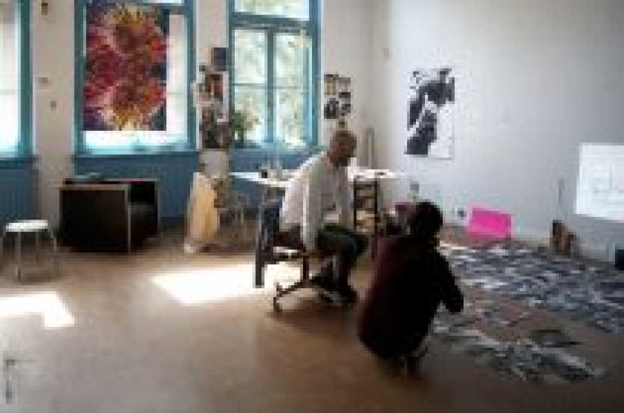 Atelierbezoek Invest Week 2015  foto: Myung Feyen, courtesy Stroom Den Haag