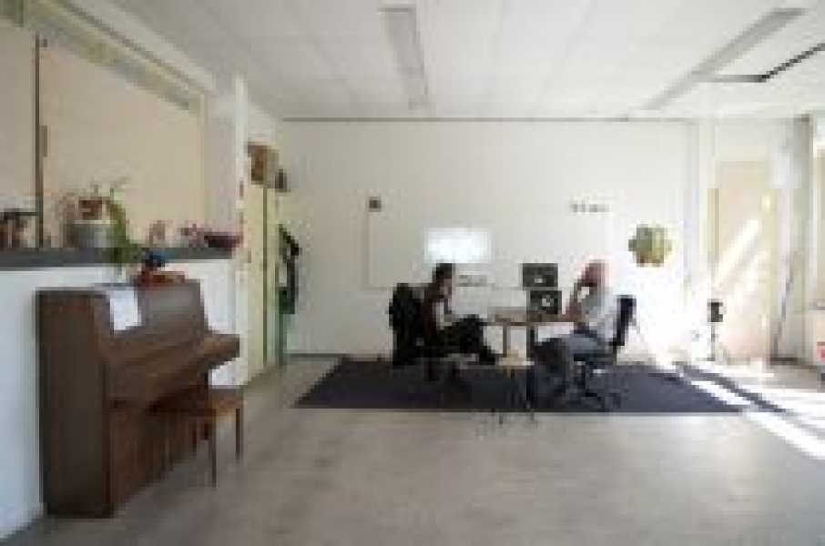 Atelierbezoek Invest Week 2015  foto: Myung Feyen, courtesy Stroom Den Haag