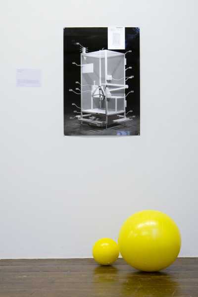 left gallery: rite of access, installation view Stroom Den Haag, 2019 foto: Naomi Moonlion, courtesy Stroom Den Haag