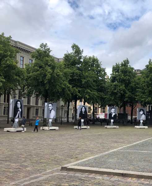 Tijdelijk Monument op het Plein, Den Haag foto: courtesy collective Bosnian Girl