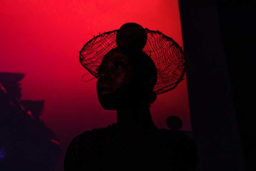 Performance evening 'Klof: Bario di Spiritu': Eugenie Boon foto: Sharon Jane, courtesy Stroom Den Haag