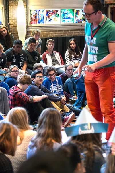 'Holland redt Syrië' op Sorghvliet gymnasium foto: Mylène Siegers, courtesy Stroom Den Haag