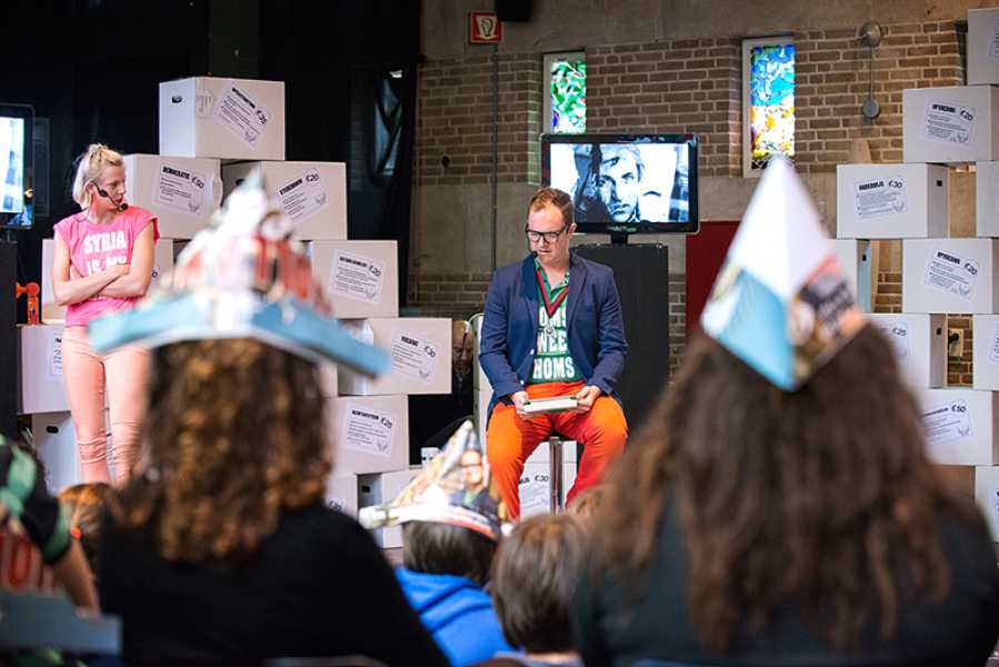 'Holland redt Syrië' op Sorghvliet gymnasium foto: Mylène Siegers, courtesy Stroom Den Haag