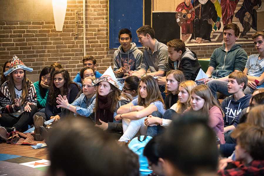 'Holland redt Syrië' op Sorghvliet gymnasium foto: Mylène Siegers, courtesy Stroom Den Haag