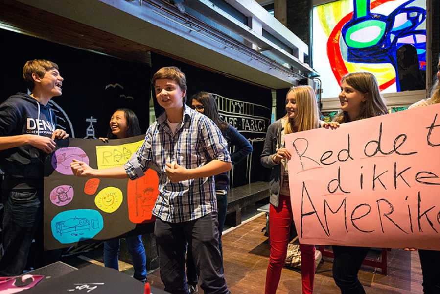 'Holland redt Syrië' op Sorghvliet gymnasium foto: Mylène Siegers, courtesy Stroom Den Haag