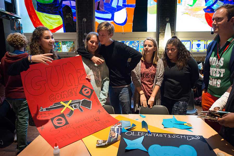 'Holland redt Syrië' op Sorghvliet gymnasium foto: Mylène Siegers, courtesy Stroom Den Haag