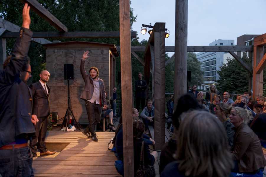 'Hangen & wurgen' op Scaffold tijdens Museumnacht Den Haag foto: © Eric de Vries, courtesy Stroom Den Haag