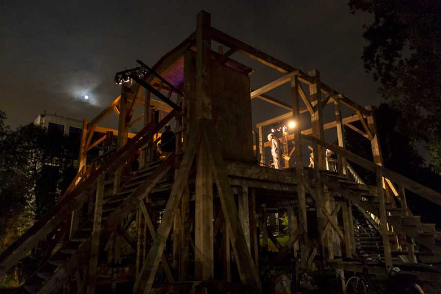 'Hangen & wurgen' op Scaffold tijdens Museumnacht Den Haag foto: © Eric de Vries, courtesy Stroom Den Haag