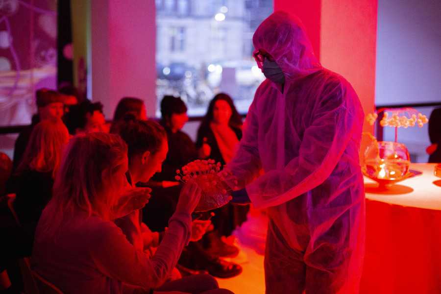 Adelaide Lala Tam & Kuang-Yi Ku, 'The New Ultimate Imperial Feast' foto: Naomi Moonlion, courtesy Stroom Den Haag