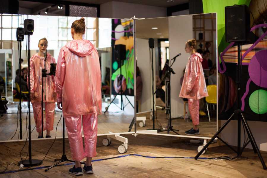 Performance Jude Krilly and Katrina Burch. Foto: Share de Boer, courtesy Stroom Den Haag