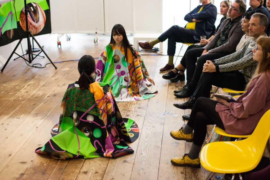 Performance Tereza Ruller of the Rodina with Junguen Lee and Marika Seo. Foto: Shari de Boer, courtesy Stroom Den Haag