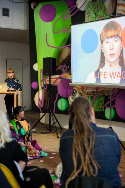 Performance Tereza Ruller of The Rodina with Junguen Lee and Marika Seo. Foto: Shari de Boer, courtesy Stroom Den Haag