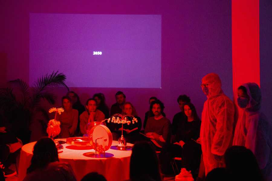 Adelaide Lala Tam & Kuang-Yi Ku, 'The New Ultimate Imperial Feast' foto: Naomi Moonlion, courtesy Stroom Den Haag