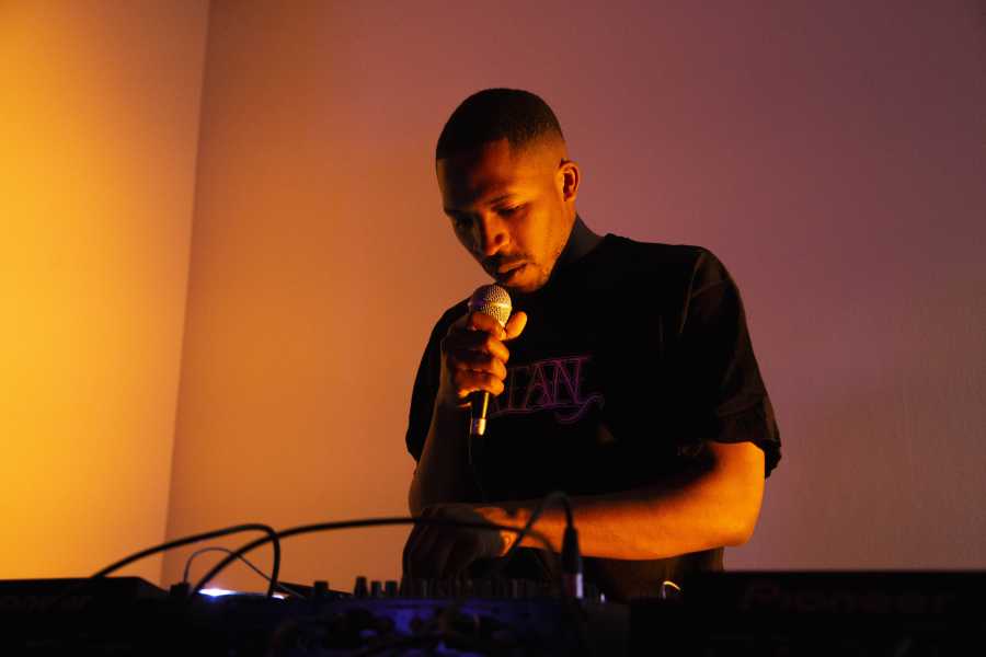 James Massiah, DJ set foto: Naomi Moonlion, courtesy Stroom Den Haag