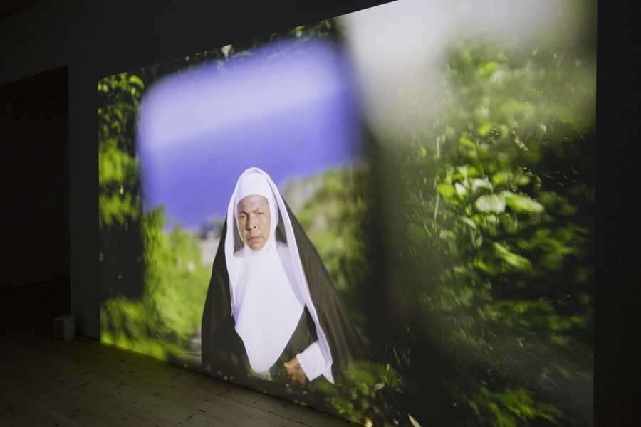 Zaalopname Kevin Osepa, Klof: Bario di Spiritu (2021), Stroom Den Haag foto: Franz Mueller Schmidt. Alle rechten voorbehouden Hartwig Art Foundation.