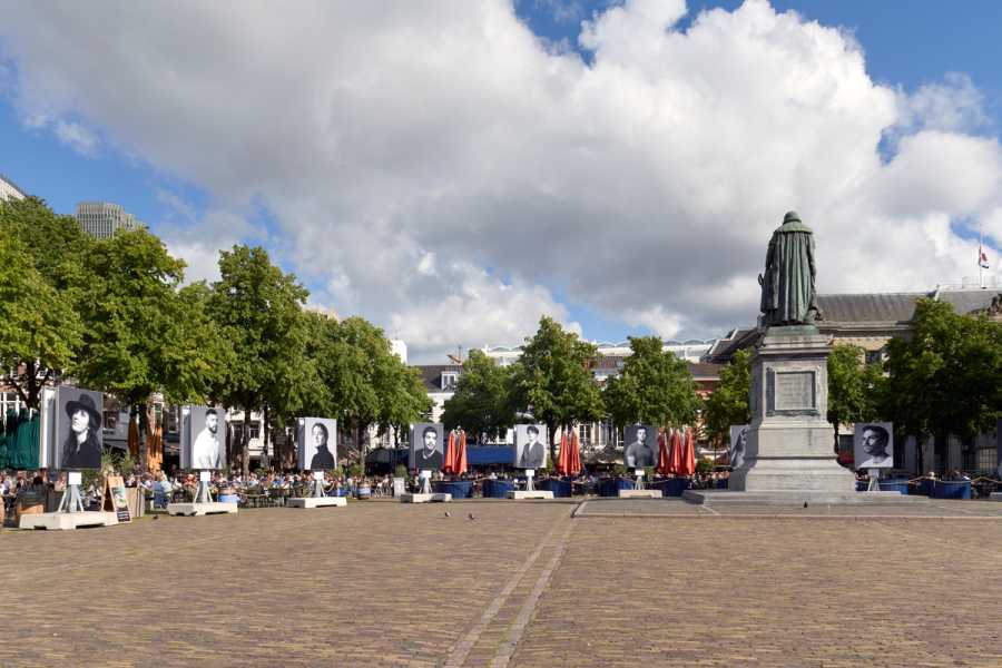 Tijdelijk Srebrenica monument op het Plein in Den Haag foto: Ronald Tilleman
