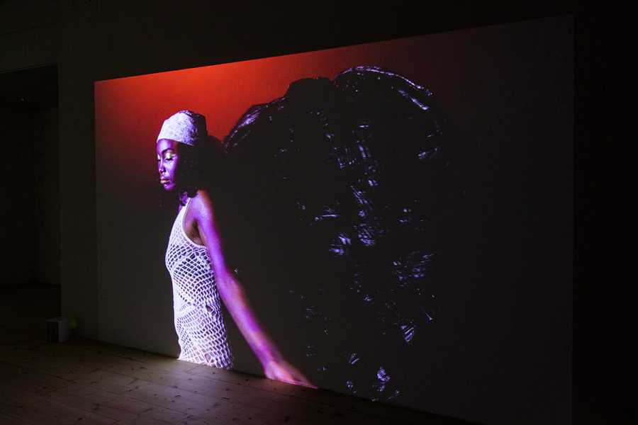 Zaalopname Kevin Osepa, Klof: Bario di Spiritu (2021), Stroom Den Haag foto: Franz Mueller Schmidt. Alle rechten voorbehouden Hartwig Art Foundation.