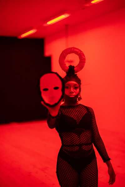 Performance evening 'Klof: Bario di Spiritu': Eugenie Boon foto: Sharon Jane, courtesy Stroom Den Haag