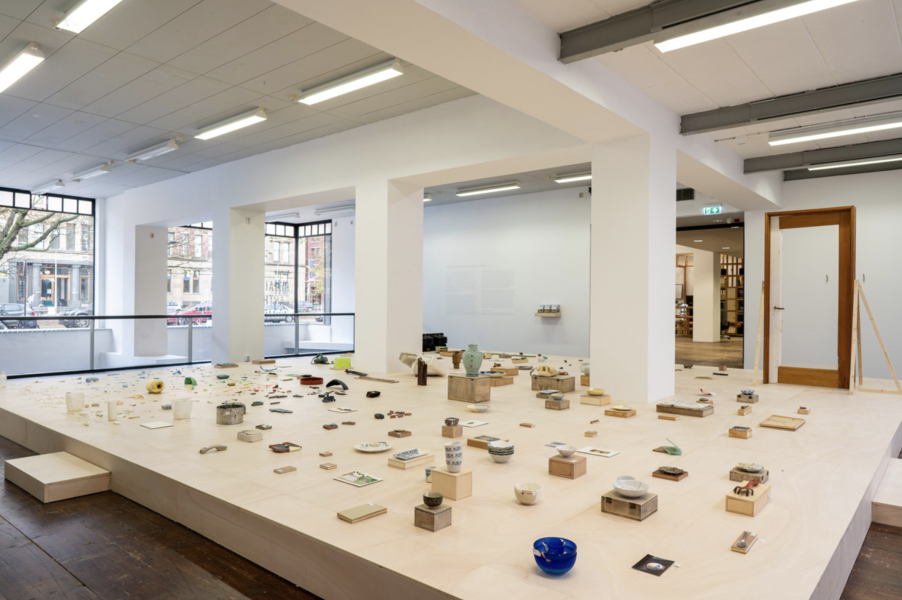 Nishiko, 'Repairing Earthquake Project', tentoonstellingsoverzicht Stroom, 2018 foto: Ayako Nishibori, courtesy Stroom Den Haag