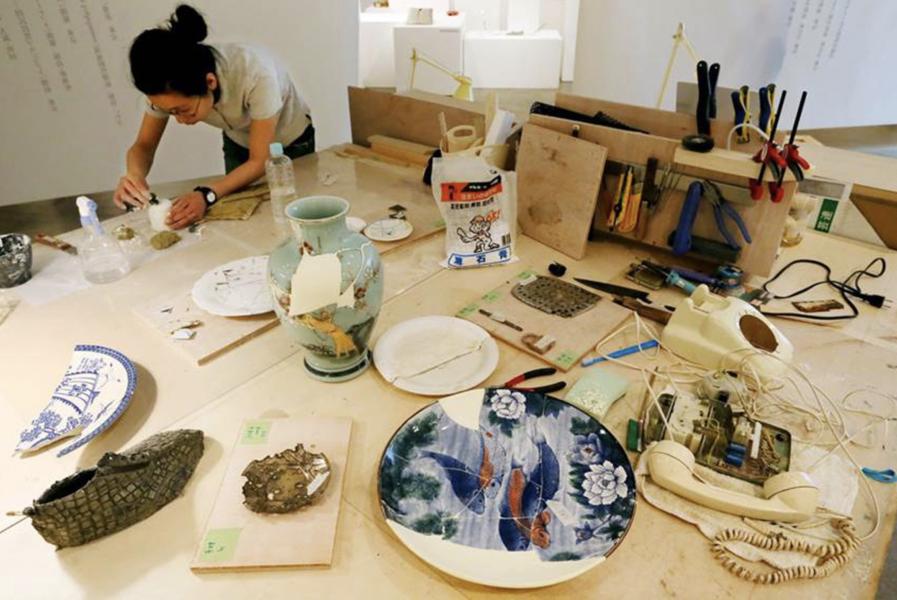 Nishiko bezig met 'Repairing Earthquake Project' foto: courtesy the artist