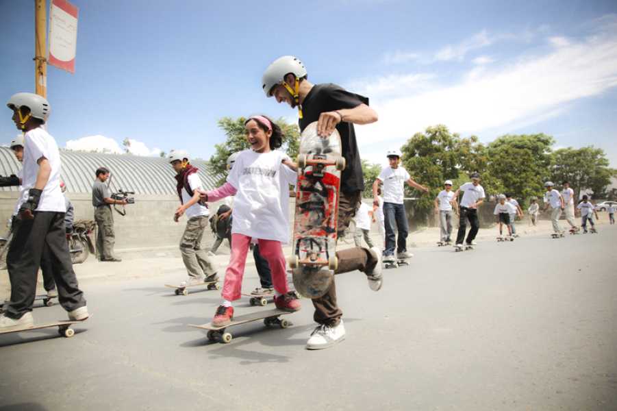 Een Skateistan team in de straten van Kabul foto: Skateistan