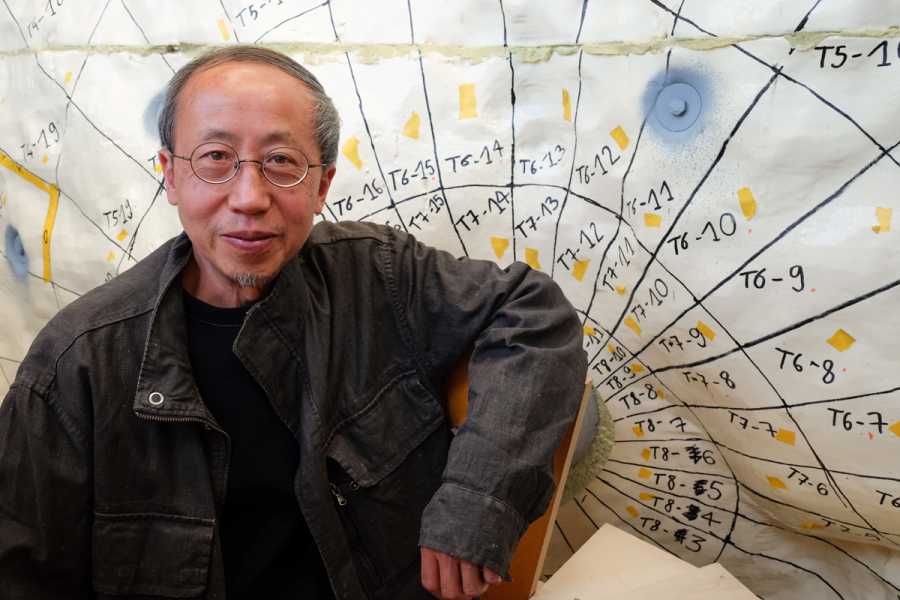 Huang Yong Ping bezoekt de productie in Abcoude foto: Stroom Den Haag