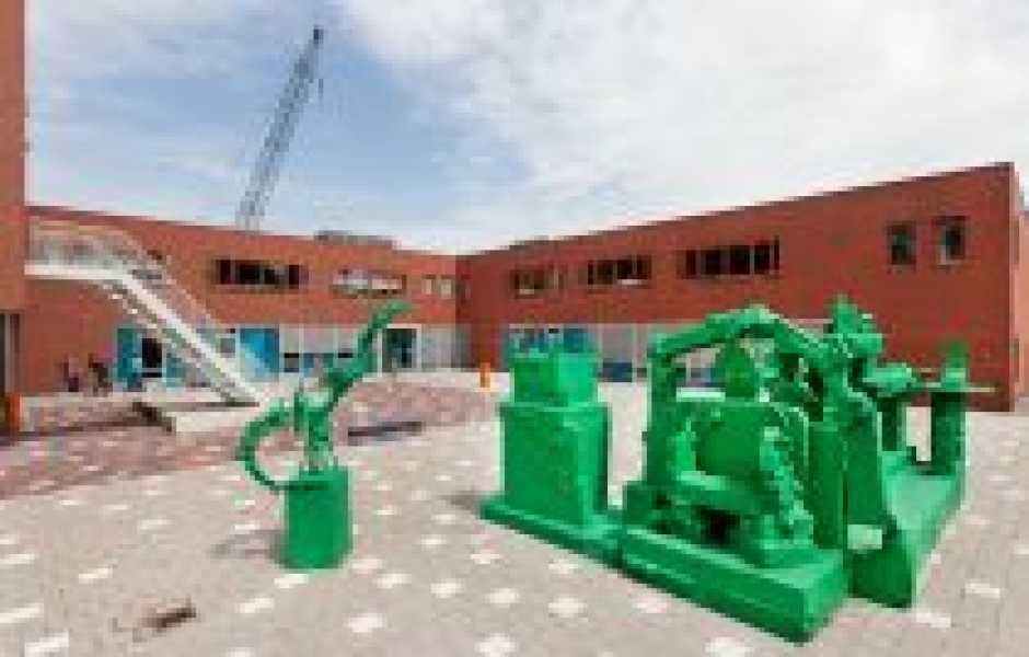 David Bade, 'Fix Adem Vrij' op het schoolplein foto: © Gert Jan van Rooij