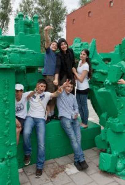 David Bade, 'Fix Adem Vrij' op het schoolplein foto: © Gert Jan van Rooij