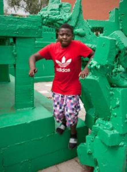 David Bade, 'Fix Adem Vrij' op het schoolplein foto: © Gert Jan van Rooij