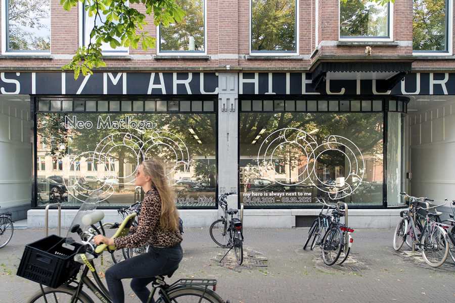 Raampartij: Neo Matloga, 'my hero is always next to me' (2021), Stroom Den Haag foto: Franz Mueller Schmidt. Alle rechten voorbehouden Hartwig Art Foundation